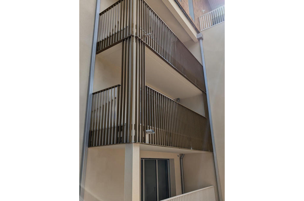 garde-corps à barreaudage  passant devant dalle