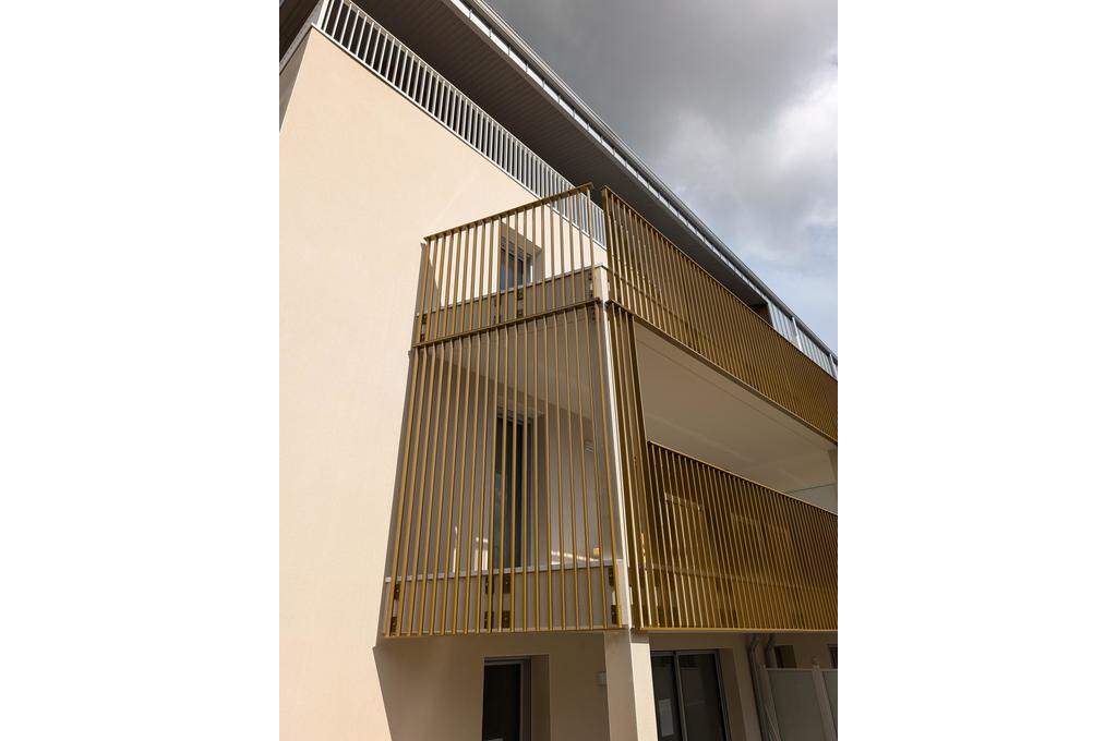 garde-corps à barreaudage  passant devant dalle et brise-vue