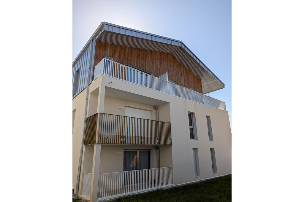 garde-corps à barreaudage  passant devant dalle et sur dalle