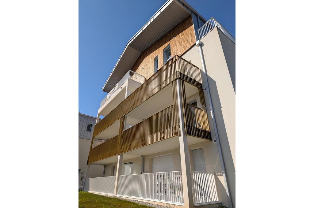 garde-corps à barreaudage  passant devant dalle 